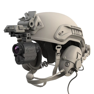 La testa tenuta in mano del casco dell'OEM ha montato il cannocchiale termico portabile